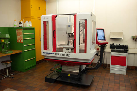 The workshop is equipped with a CNC-machine tool since 2018 (CNC = Computerized Numerical Control)